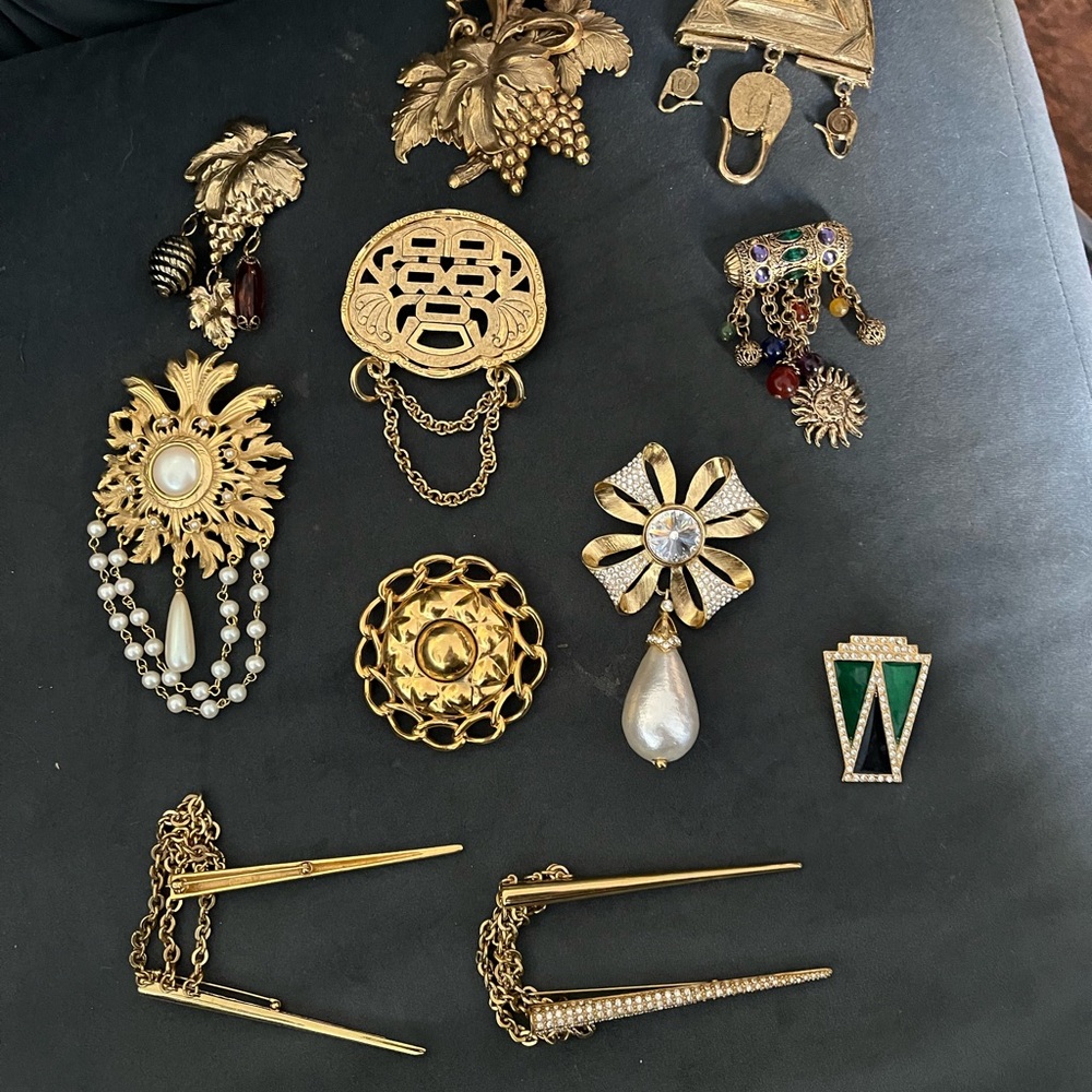 Various Broaches and Pins!